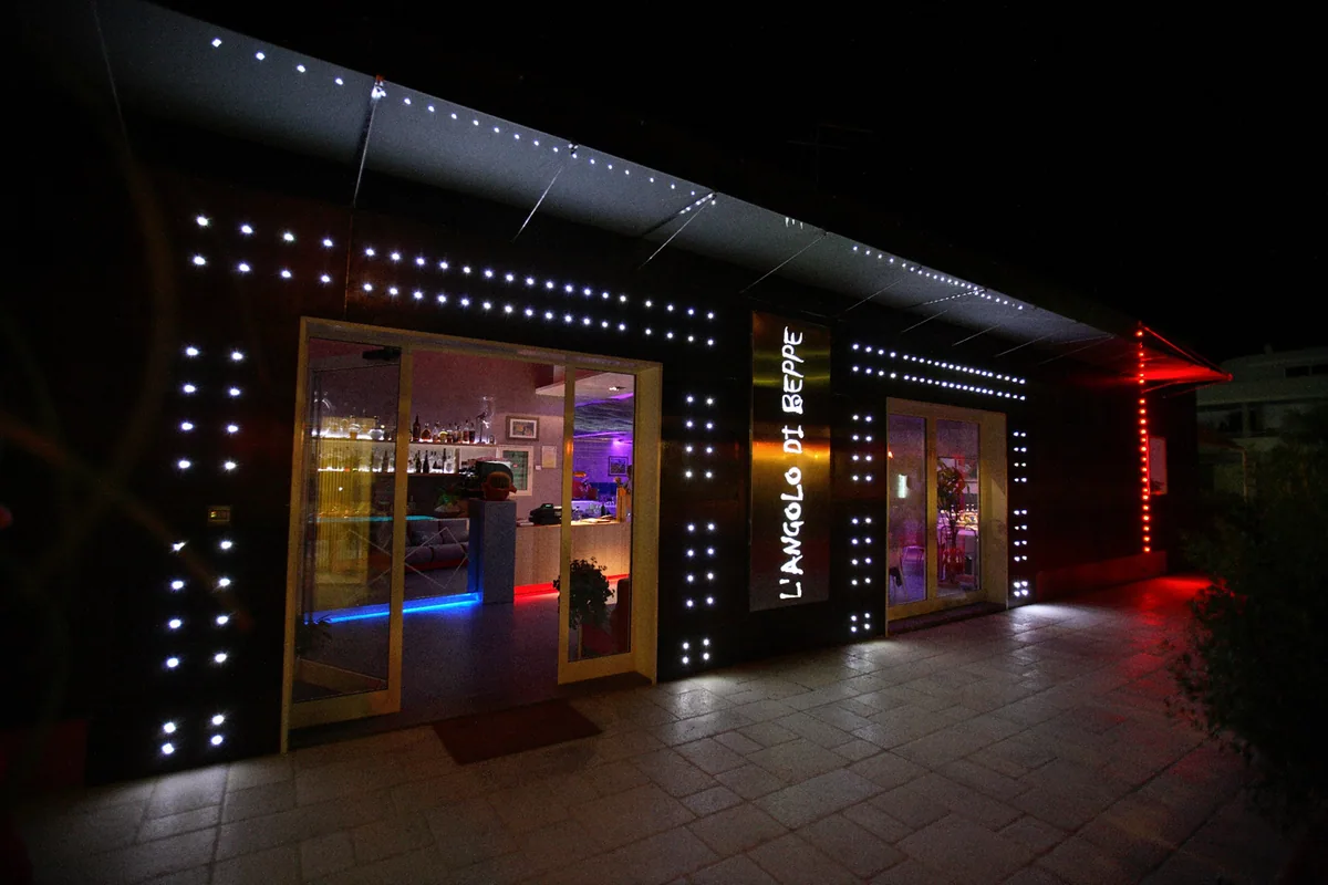 L’ingresso illuminato dell’Hotel Ristorante L’Angolo di Beppe a Torre Lapillo