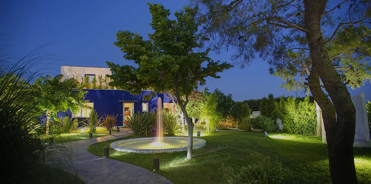 Il giardino e la fontana dell’Hotel Intervallo al calar della sera